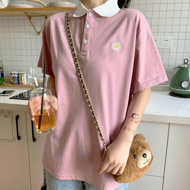 Süßes Poloshirt mit kleinem Gänseblümchen-Kragen 