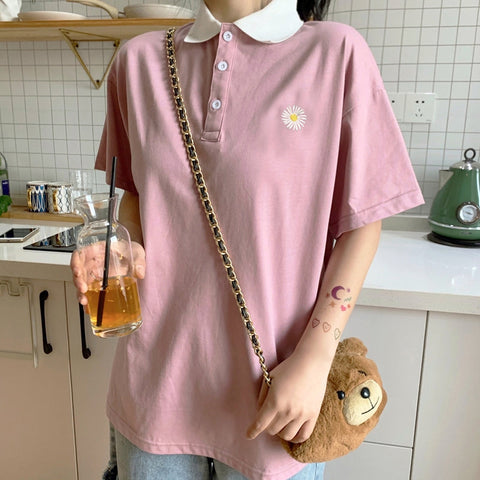 Süßes Poloshirt mit kleinem Gänseblümchen-Kragen 