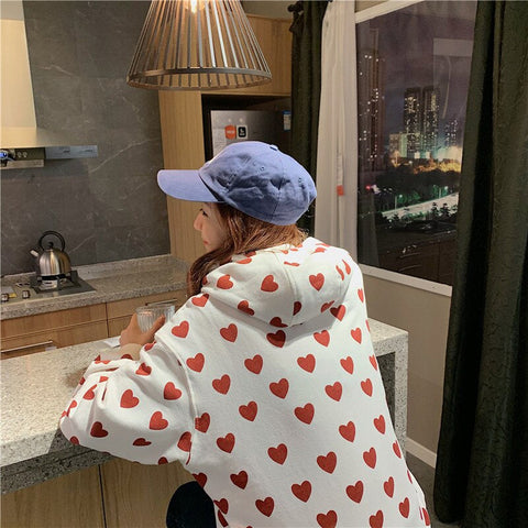 Sudadera con capucha estampada con estampado de corazones 