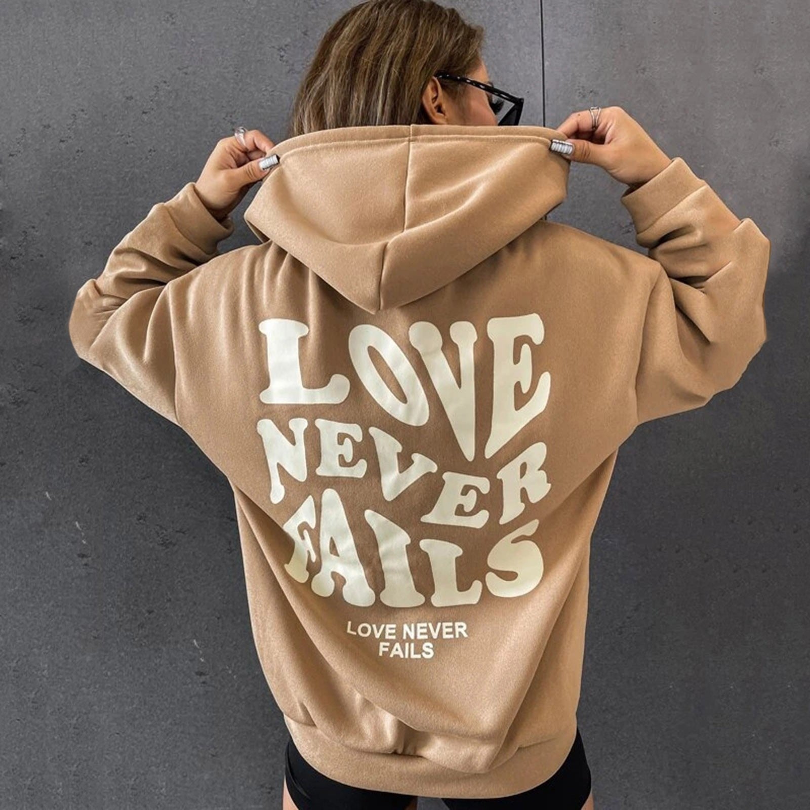 Ästhetischer Hoodie „Liebe versagt nie“