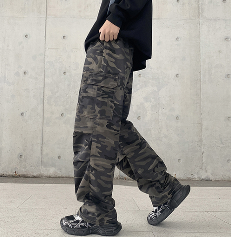 Locker geschnittene Cargohose mit Camouflage-Muster