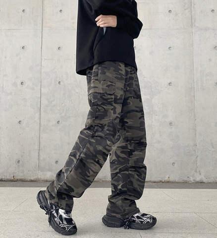 Locker geschnittene Cargohose mit Camouflage-Muster