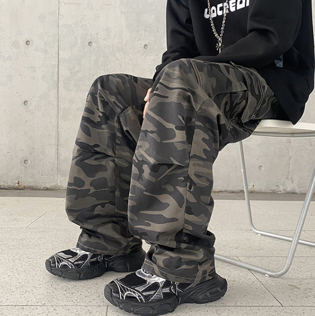 Locker geschnittene Cargohose mit Camouflage-Muster