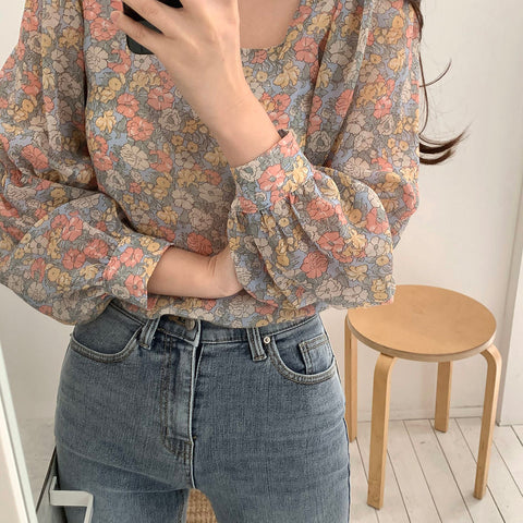 Blusa con cuello cuadrado y manga larga con estampado floral 