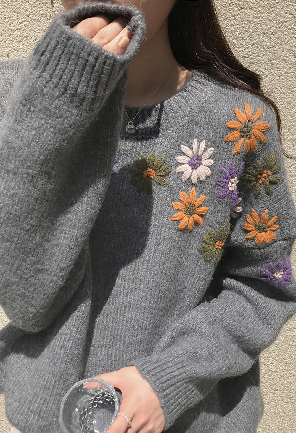 Eleganter Strickpullover mit Blumenstickerei und Rundhalsausschnitt