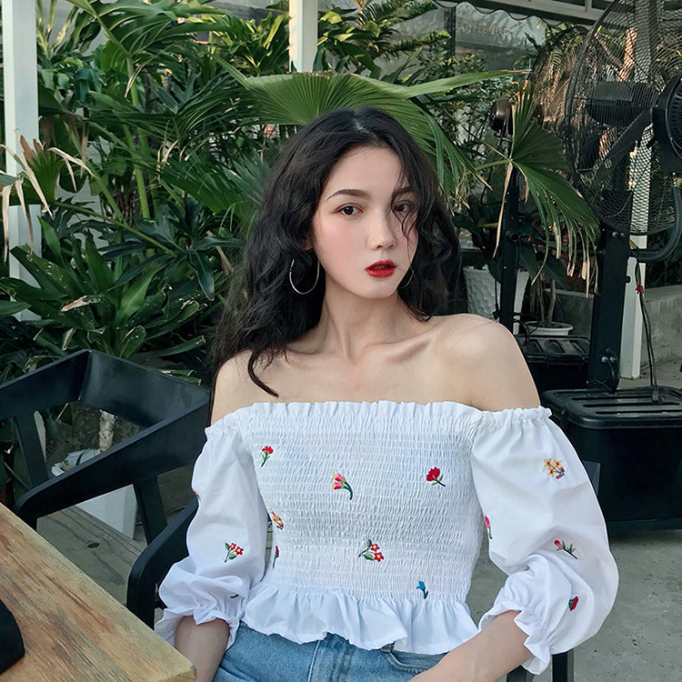 Blusa corta con hombros descubiertos y bordado de flores vintage