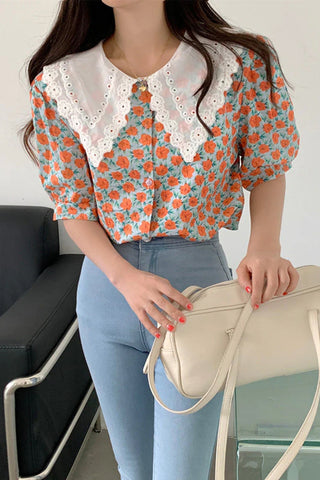 Camisa elegante tipo blusa de oficina con estampado floral retro