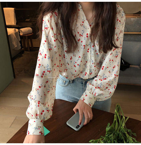 Camisa elegante con estampado floral y cuello en V 
