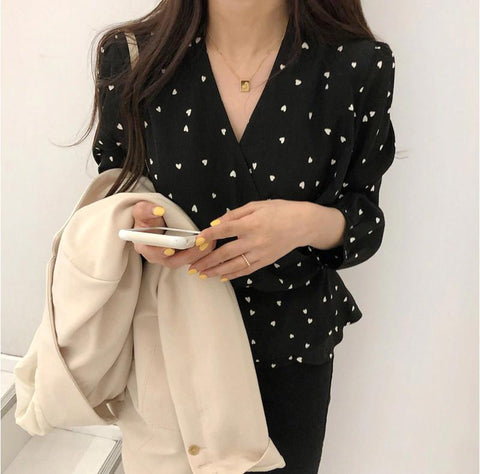 Bluse mit V-Ausschnitt und schmaler Taille und Herz-Print 