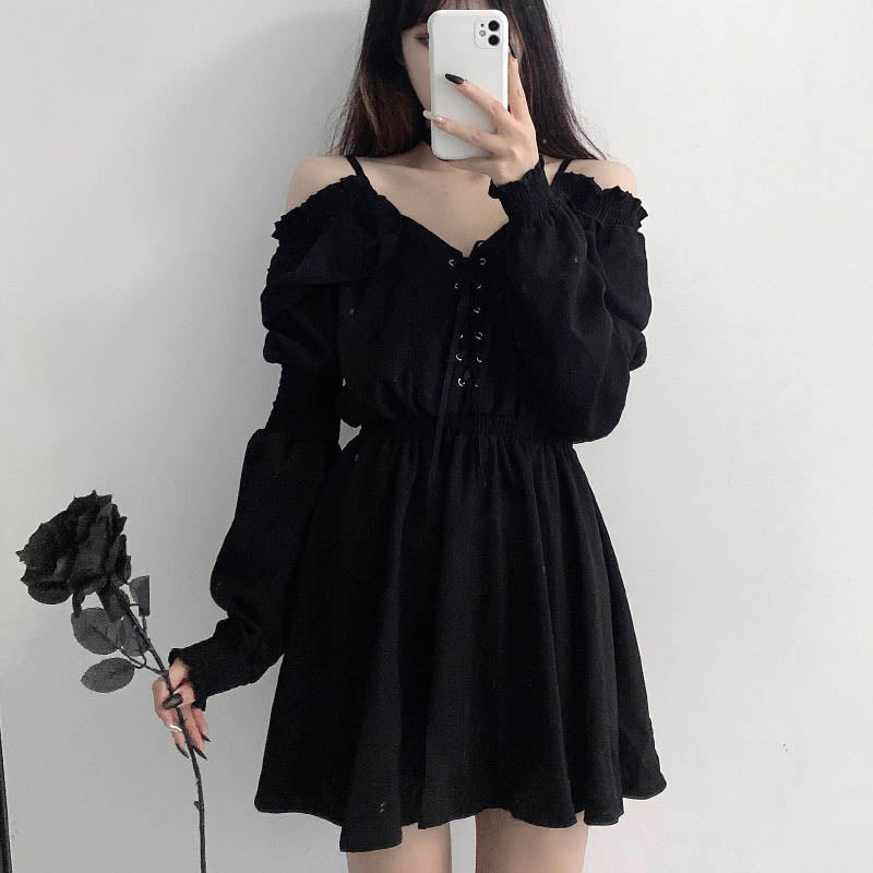 Vestido mini oscuro de manga larga con hombros descubiertos 