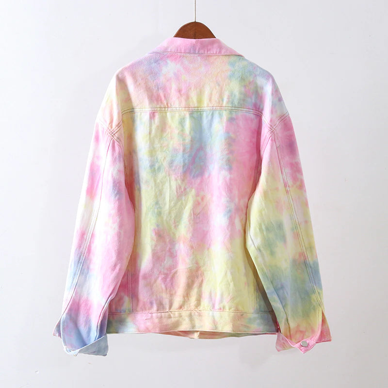 Lockere, lässige Jeansjacke mit Regenbogen-Batikmuster