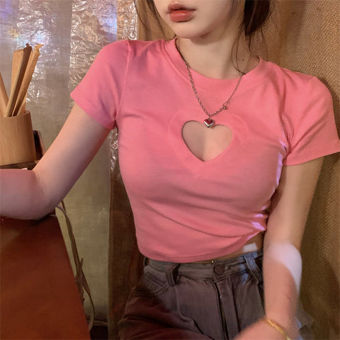 Camisa corta ajustada con agujero en forma de corazón 