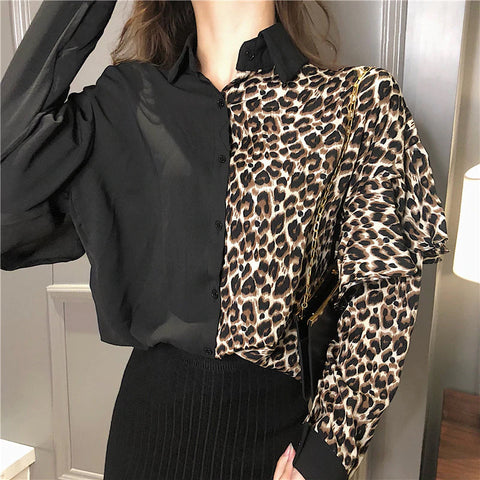 Blusa con cuello en V y estampado de leopardo