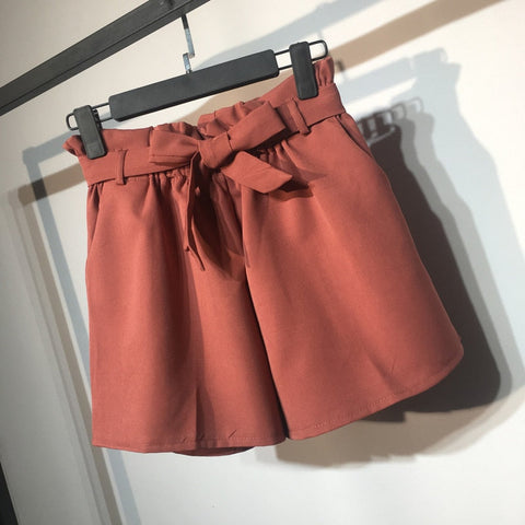 Kurze Hose mit Fliege und Gürtel