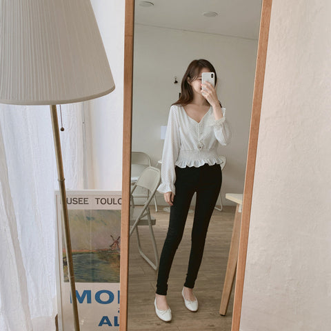 Blusa de lunares con mangas acampanadas y cuello en V