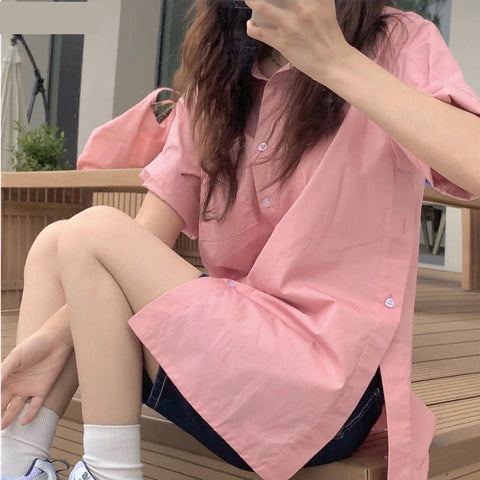 Blusa de manga corta con botones y abertura lateral 