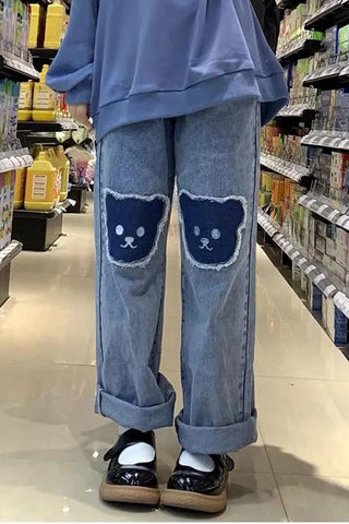 Lockere Jeanshose mit hoher Taille und Bärenstickerei 