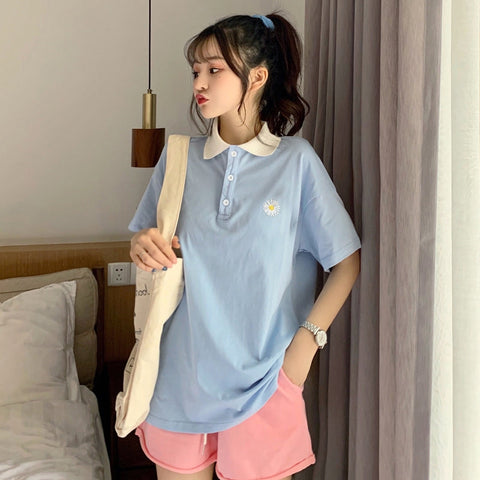 Süßes Poloshirt mit kleinem Gänseblümchen-Kragen 