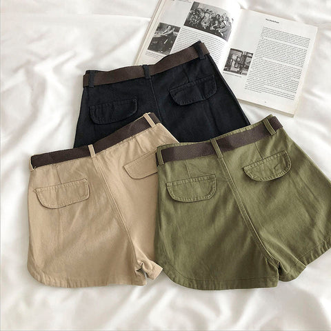 Shorts mit hoher Taille und Gürtel und zwei Fronttaschen 