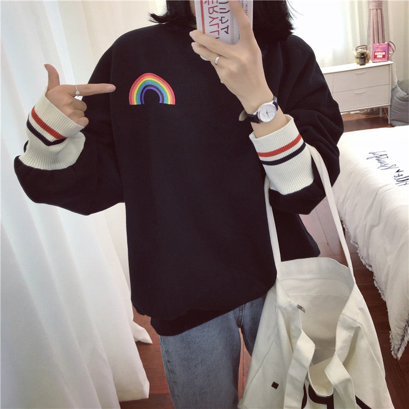 Sweatshirt mit Rundhalsausschnitt und Regenbogen-Taschendruck