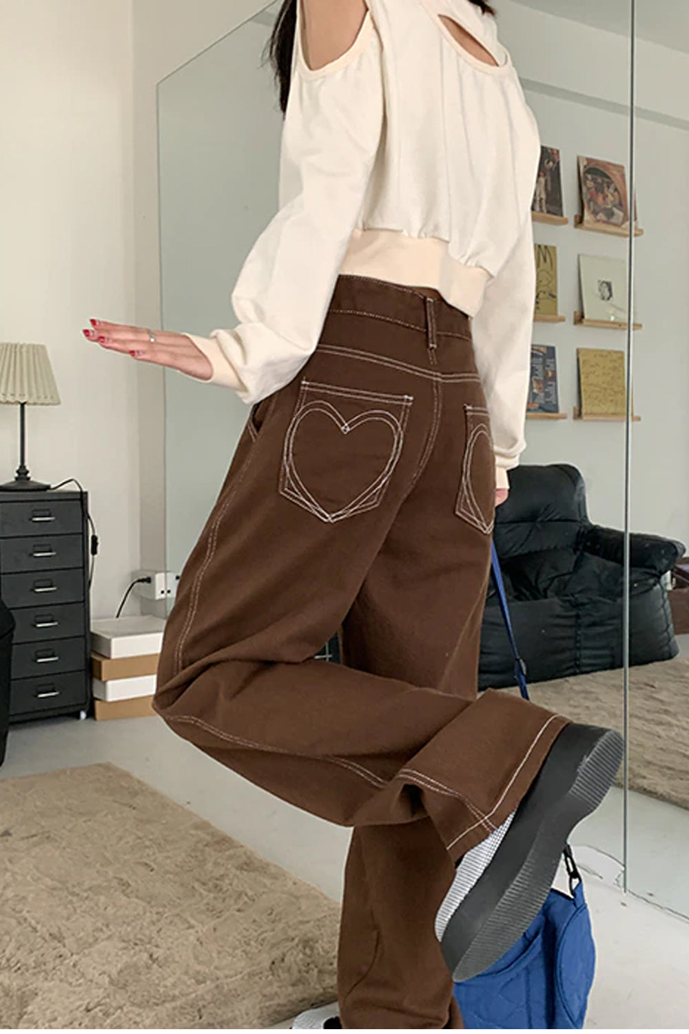 Braune Hose mit weitem Bein und Herztasche im Vintage-Look 