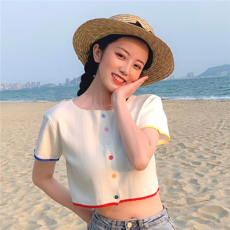 Crop Top mit Rundhalsausschnitt und bunten Knöpfen, kurzärmlig