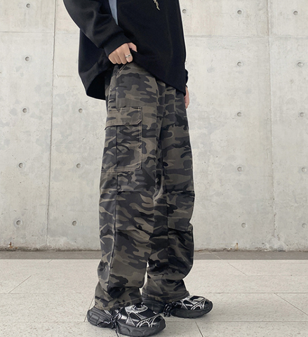 Locker geschnittene Cargohose mit Camouflage-Muster