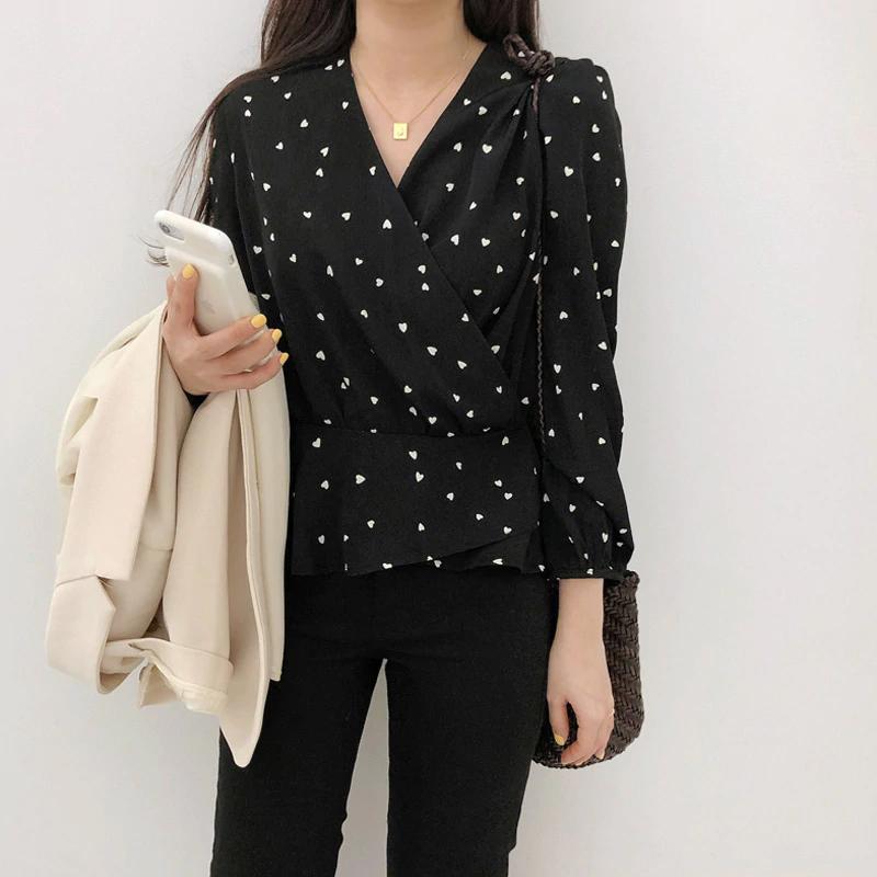 Bluse mit V-Ausschnitt und schmaler Taille und Herz-Print 