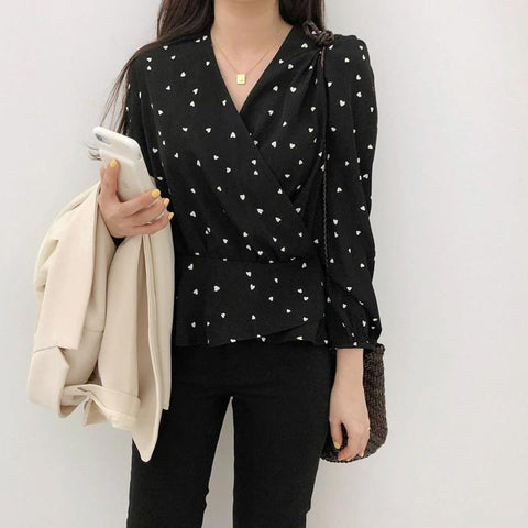 Bluse mit V-Ausschnitt und schmaler Taille und Herz-Print 