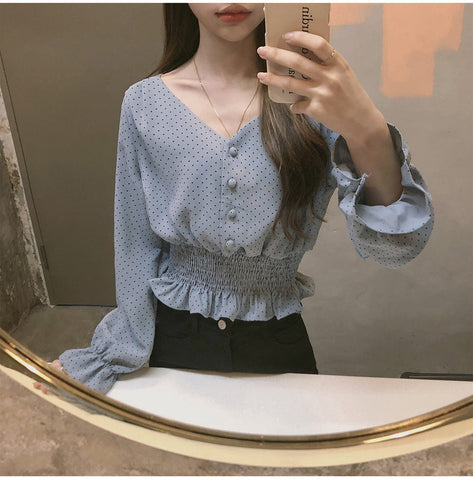 Blusa de lunares con mangas acampanadas y cuello en V