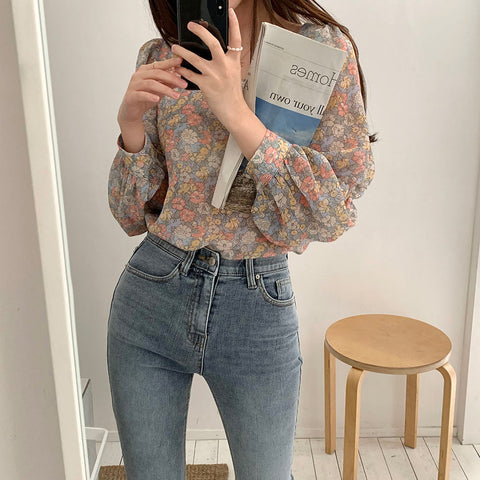 Blusa con cuello cuadrado y manga larga con estampado floral 