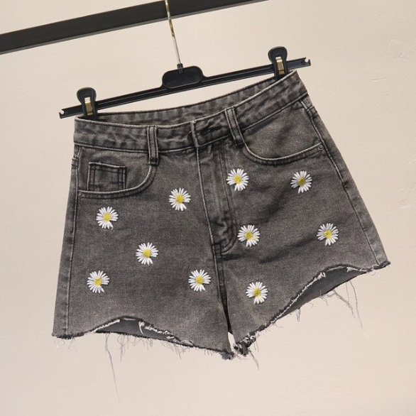 Sexy Jeansshorts mit Gänseblümchen-Stickerei