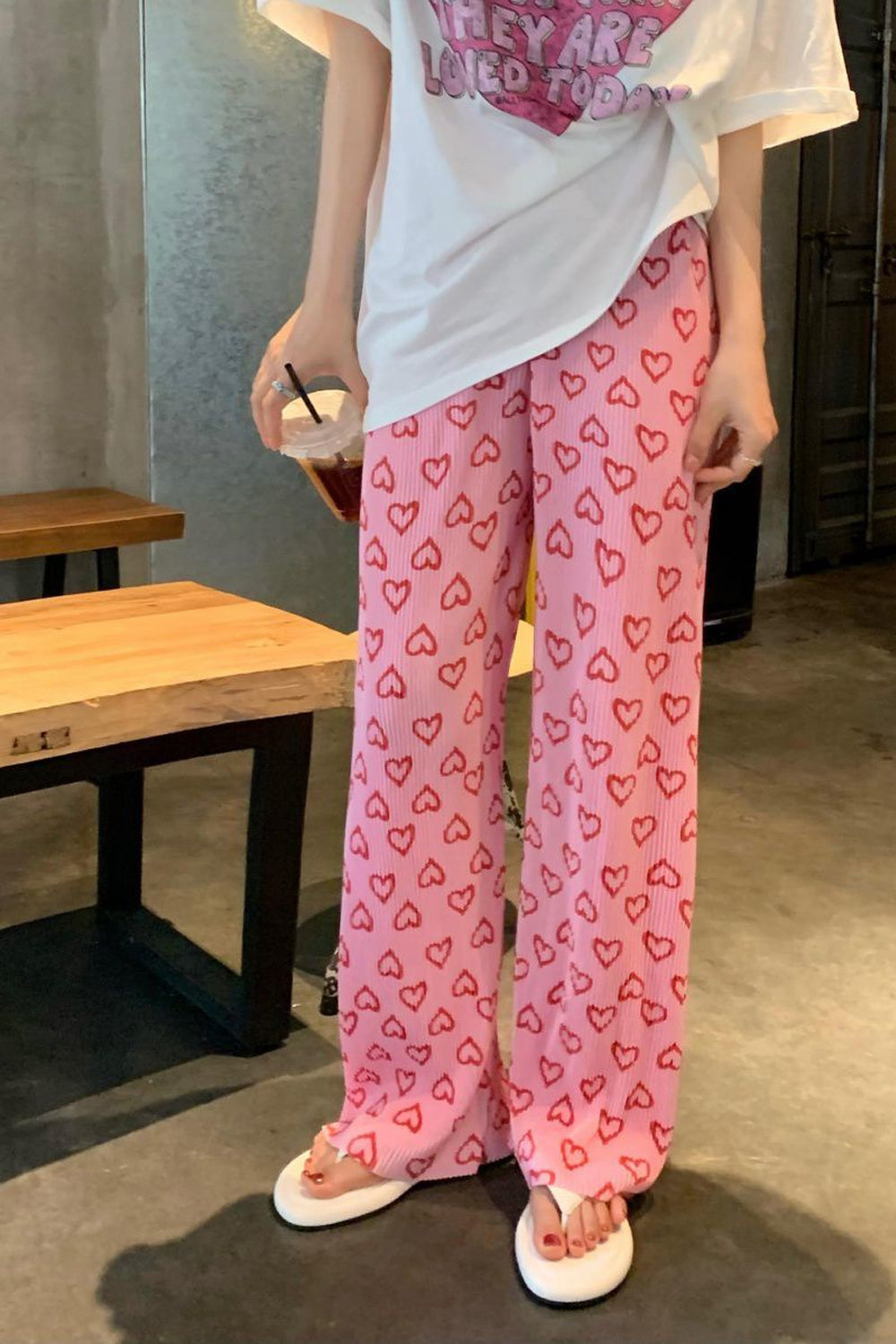 Pantalones largos rosas con estampado de corazones 