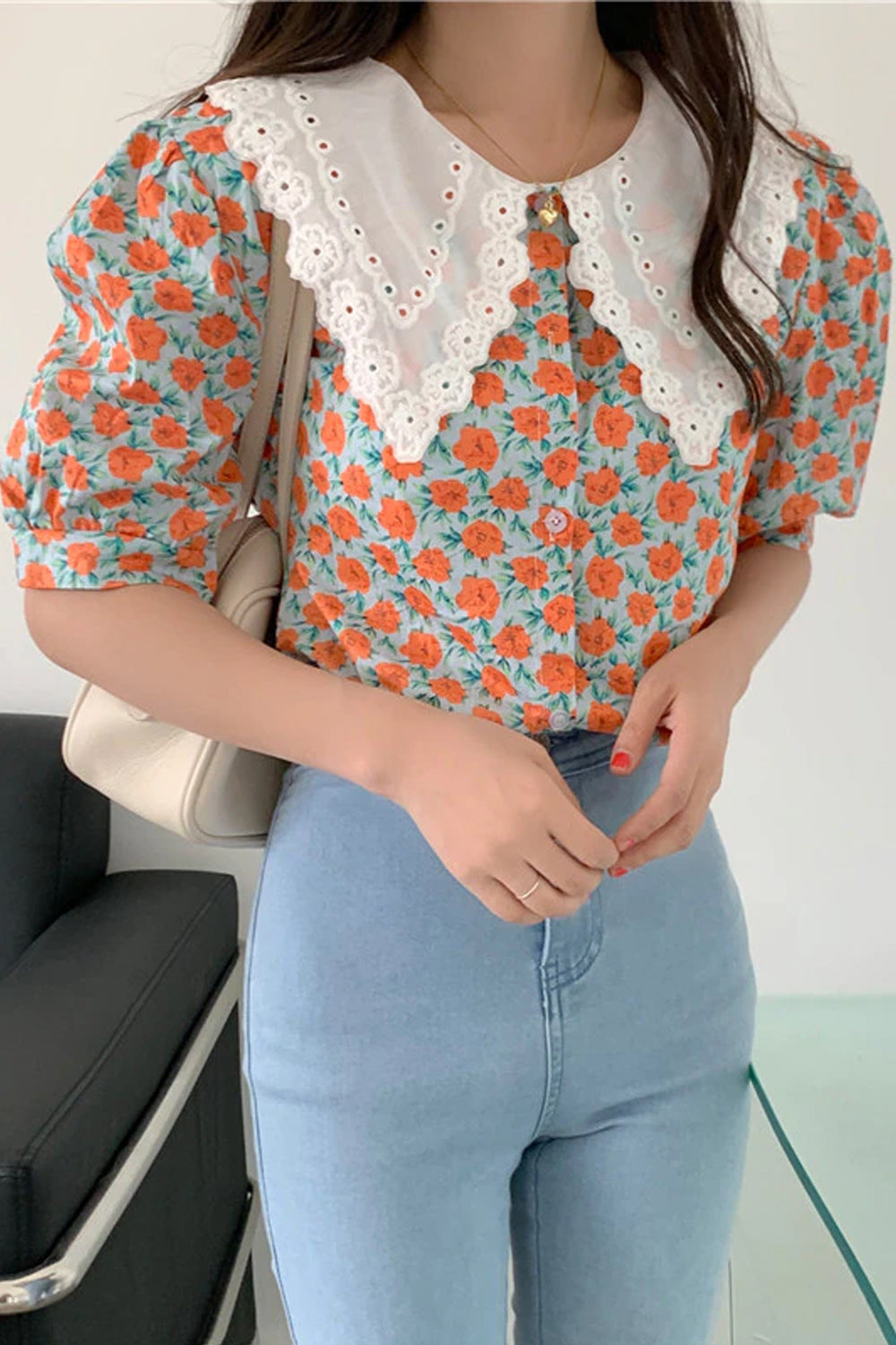 Camisa elegante tipo blusa de oficina con estampado floral retro