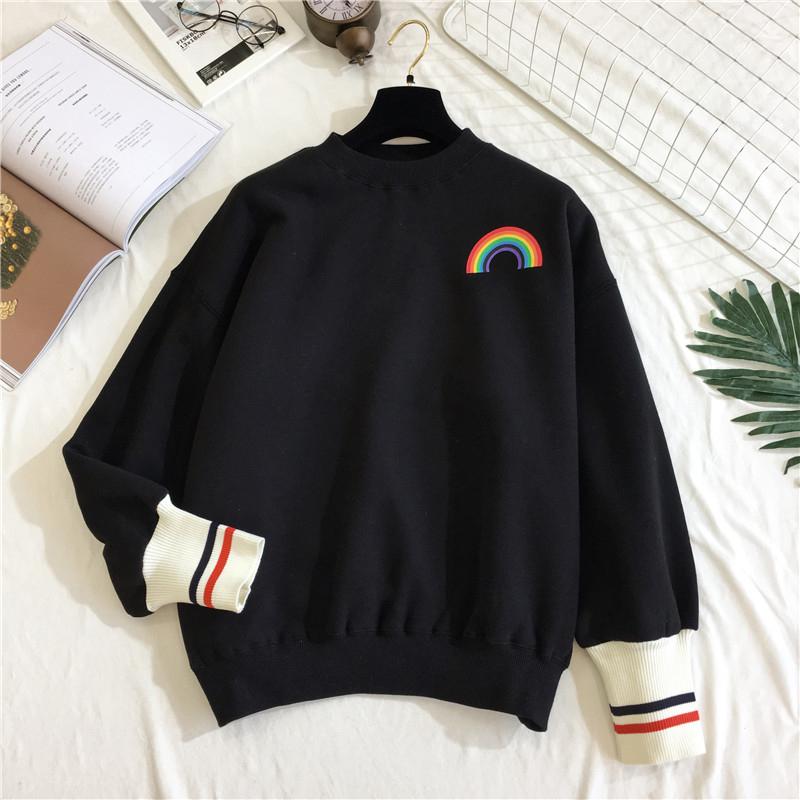 Sweatshirt mit Rundhalsausschnitt und Regenbogen-Taschendruck