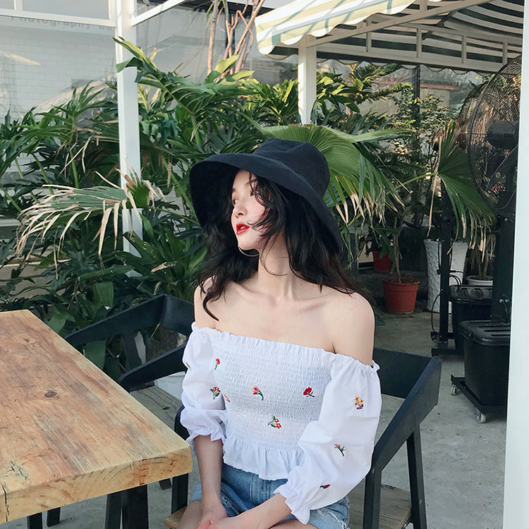 Blusa corta con hombros descubiertos y bordado de flores vintage