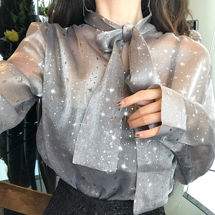 Blusa de manga larga con pajarita y estrellas brillantes