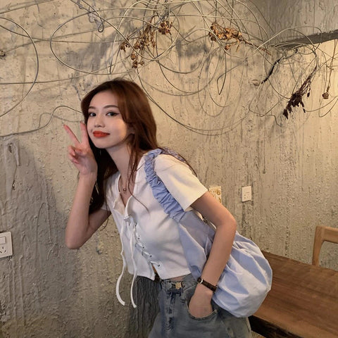 Camisa básica corta y ajustada con mangas cortas y cordones 