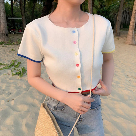 Crop Top mit Rundhalsausschnitt und bunten Knöpfen, kurzärmlig
