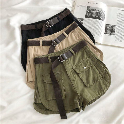 Shorts mit hoher Taille und Gürtel und zwei Fronttaschen 