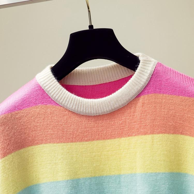 Lockerer Kaschmirpullover mit Regenbogenstreifen
