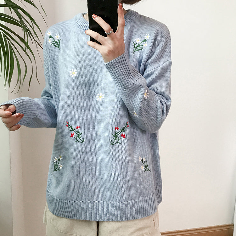 Strickpullover mit kleiner Blumenstickerei