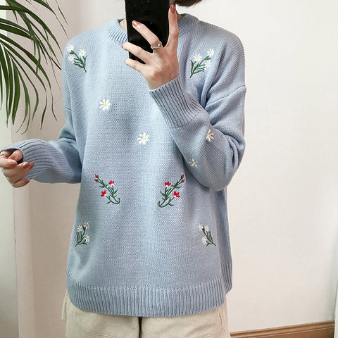 Strickpullover mit kleiner Blumenstickerei