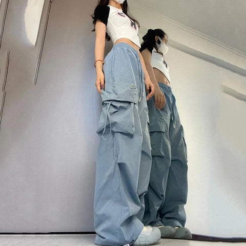 Baggy-Cargohose im Y2K-Stil