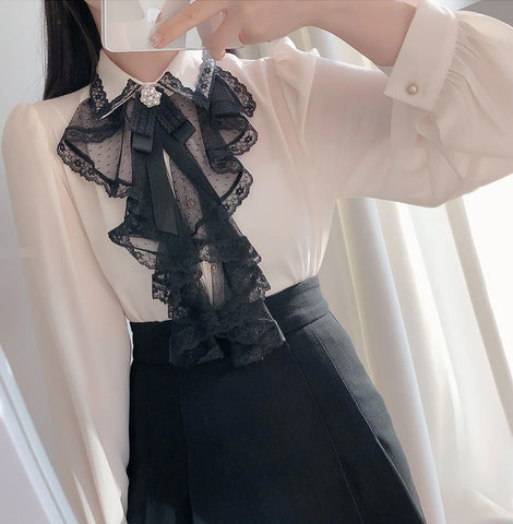 Blusa elegante con volantes y pajarita 