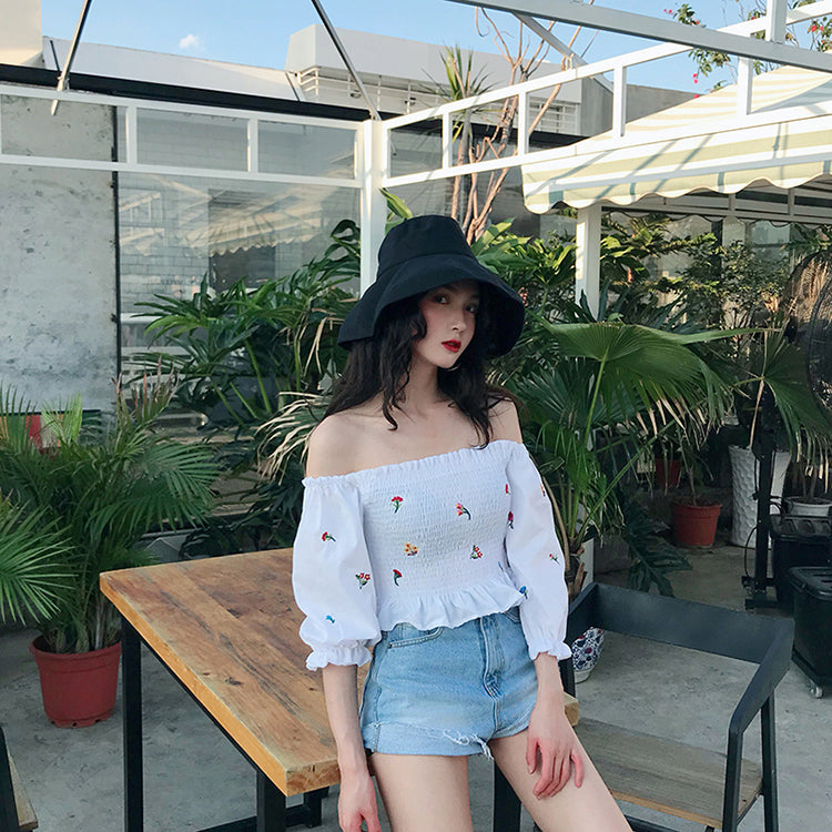 Blusa corta con hombros descubiertos y bordado de flores vintage