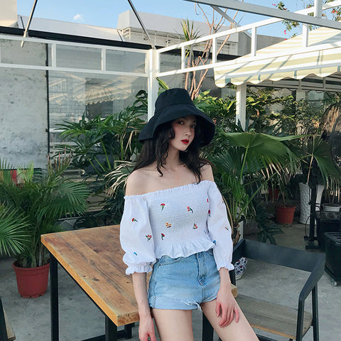 Blusa corta con hombros descubiertos y bordado de flores vintage