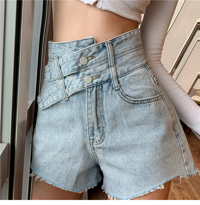 Sexy Jeansshorts mit doppeltem Gürtel und unregelmäßiger Passform 