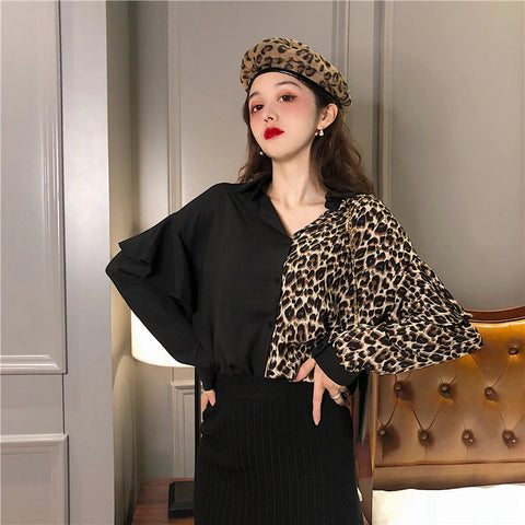 Blusa con cuello en V y estampado de leopardo