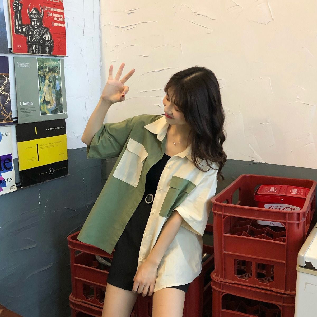 Camisa blusa de manga corta con combinación de dos colores 